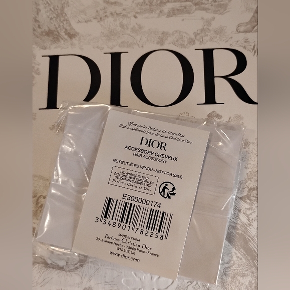 Dior Pink Hair Clips With Dior Logo Set Of 2 BNIP - Picture 2 of 2